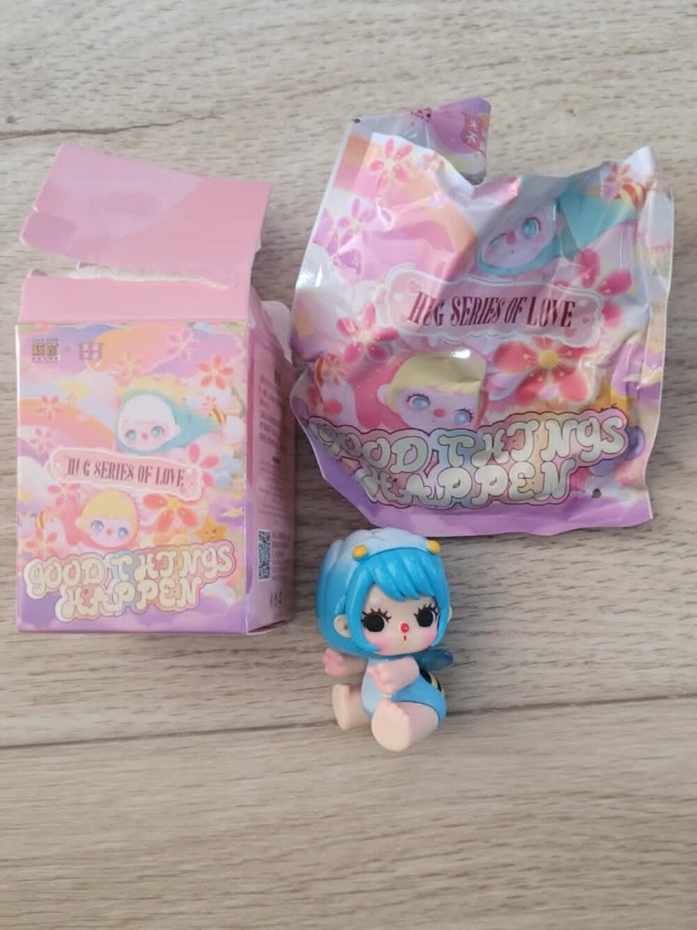 new GOOD THINGS HAPPEN HUG SERIES OF LOVE FIGURE blue bee